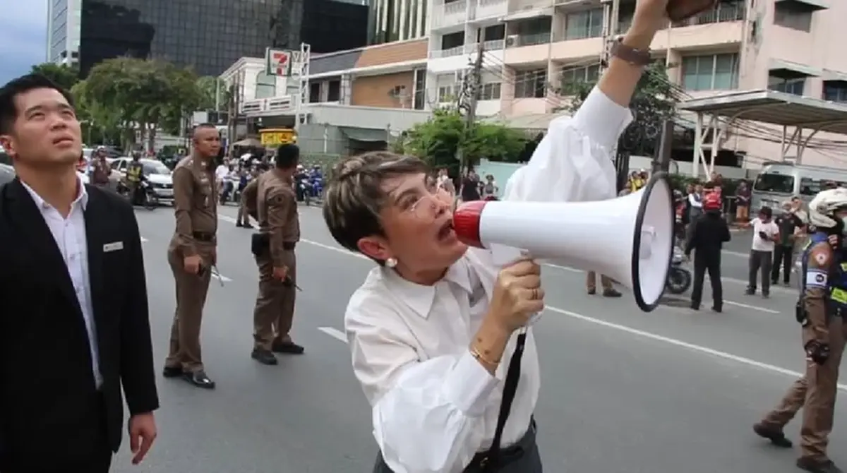 ระทึก ฝรั่งคลั่ง ดิ่งสะพานลอยกลางกรุง หัวโหม่งพื้นสาหัส