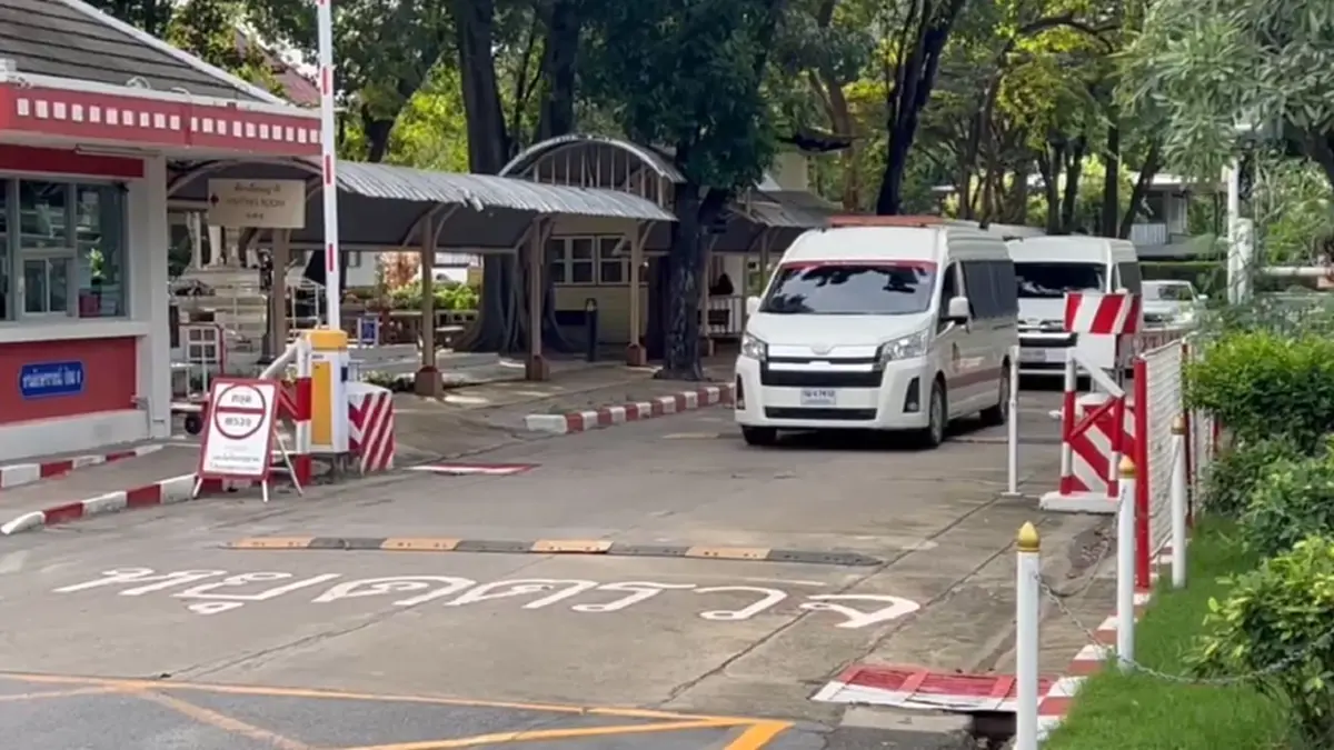 ภาพล่าสุด"ทักษิณ" ในชุดนักโทษสีฟ้า ยกนิ้วโป้งให้สื่อ