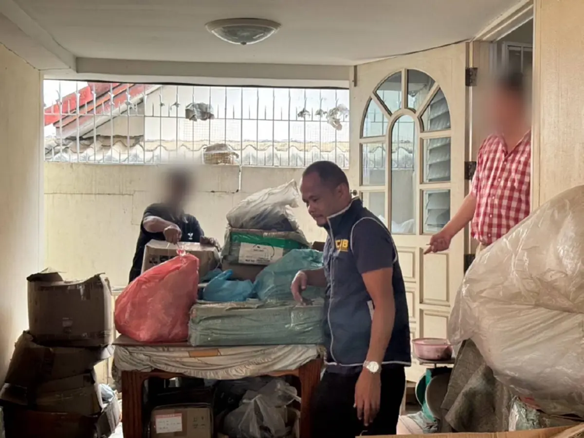 บุกทลายหูฟังปลอมพร้อมอุปกรณ์มือถือ ย่านบางพลี มูลค่ากว่า 20 ล้าน