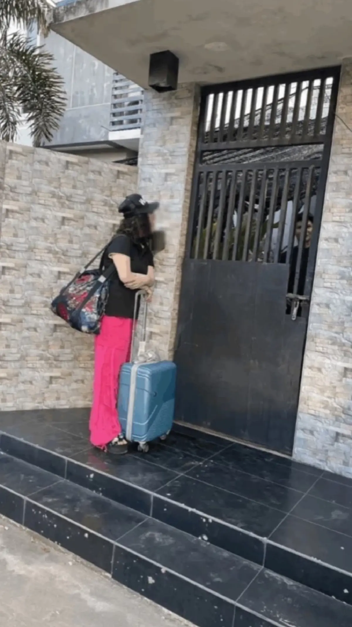 หนุ่มงง เจอป้าเหมยฮัวคลั่งรัก หอบกระเป๋าตื๊อถึงบ้านขออยู่ด้วย