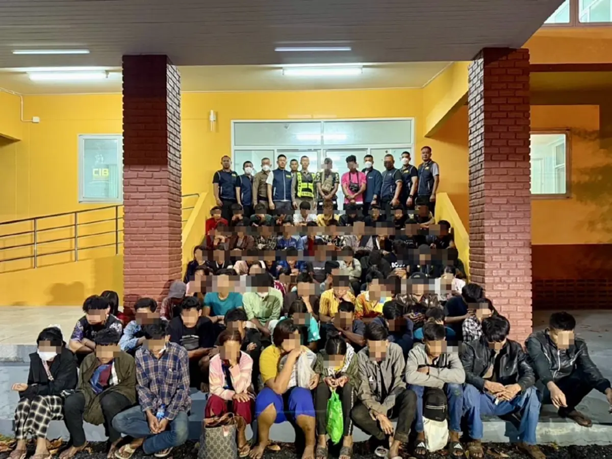 จับกระบะตู้ทึบขนต่างด้าว อัดแน่นมาเต็มคัน นับจำนวนสุดพีค 