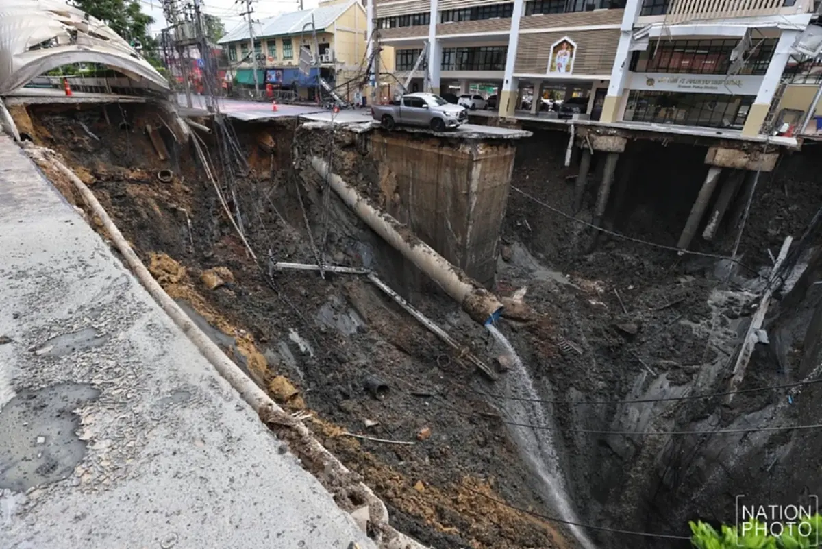 เปิดคลิปก่อน "ถนนทรุด" ถึงบอกว่าโชคดีแค่ไหนที่ไม่มีผู้บาดเจ็บ