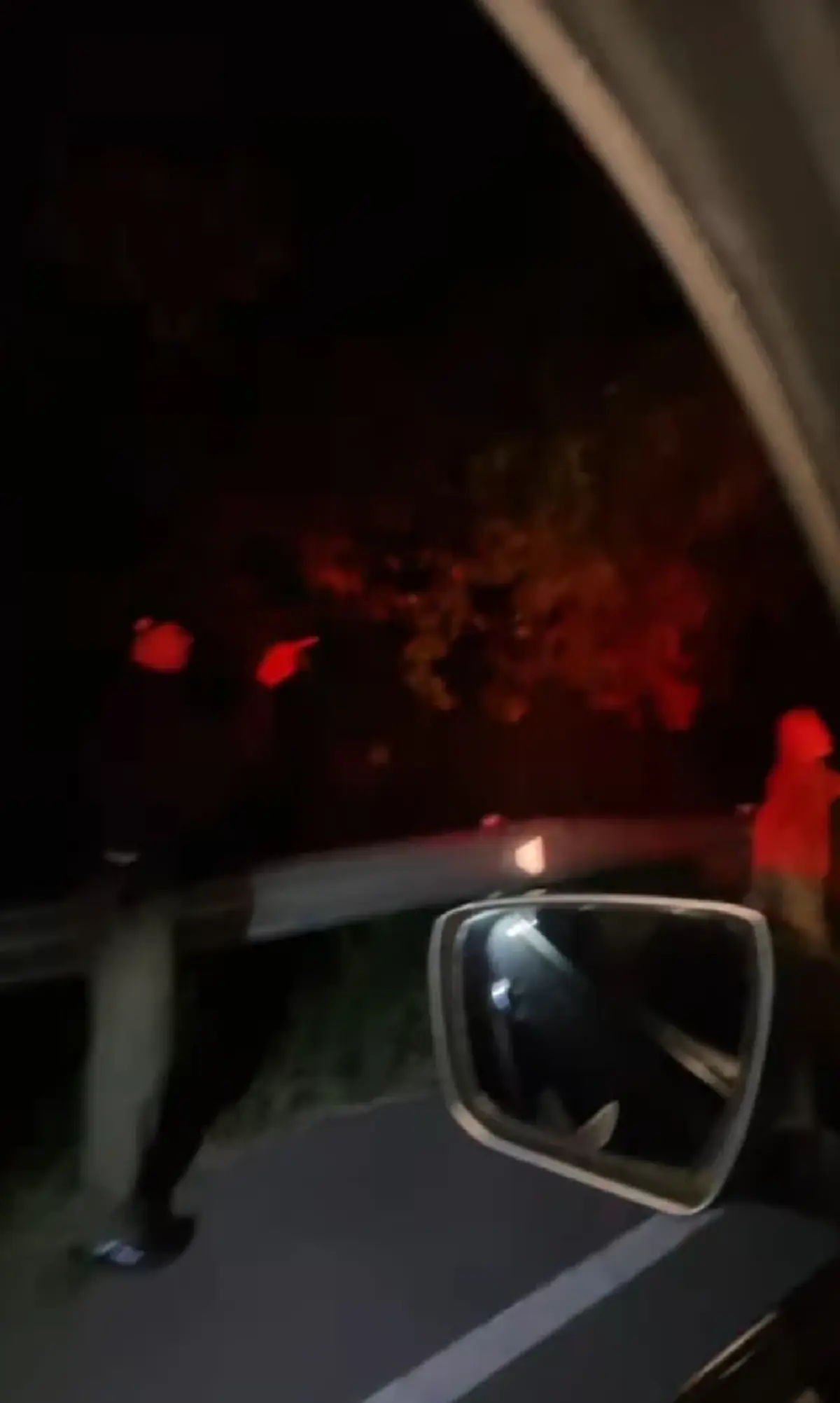 ยายนั่งถอนหญ้าตอนตี 4 ตำรวจจะพาส่งบ้าน ยายชี้ไปป่าช้า