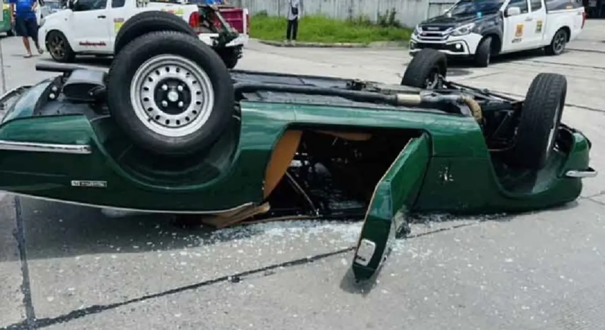 ระทึก รถสปอร์ตคลาสสิกเปิดประทุน พลิกคว่ำกลางถนน ทำรถติดหนัก