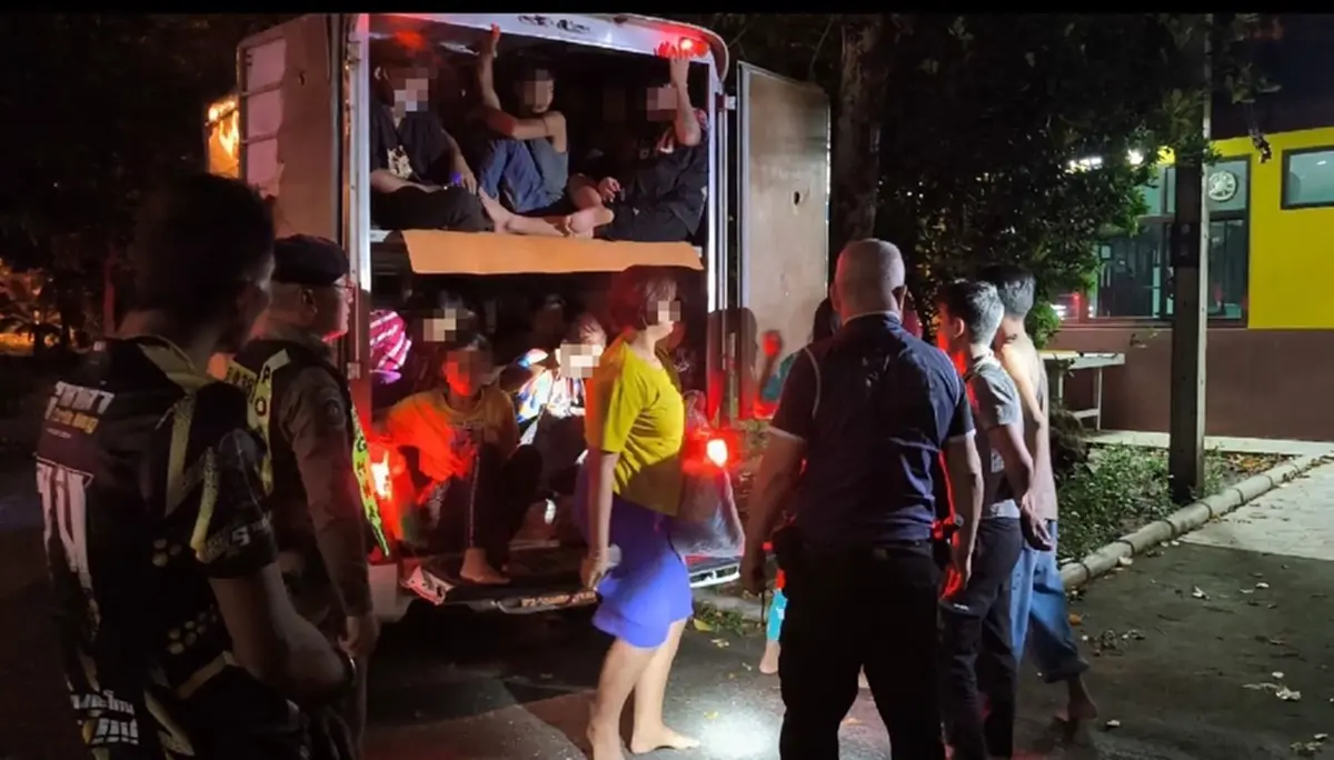 จับกระบะตู้ทึบขนต่างด้าว อัดแน่นมาเต็มคัน นับจำนวนสุดพีค 