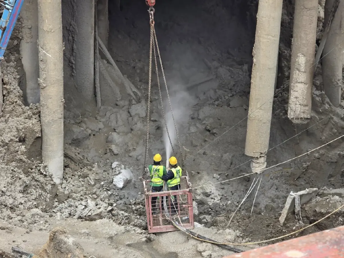 พบ"โพรงใต้ปูน"ถนนทรุดสามเสน ปรับแผนหยุดถมทรายชั่วคราว