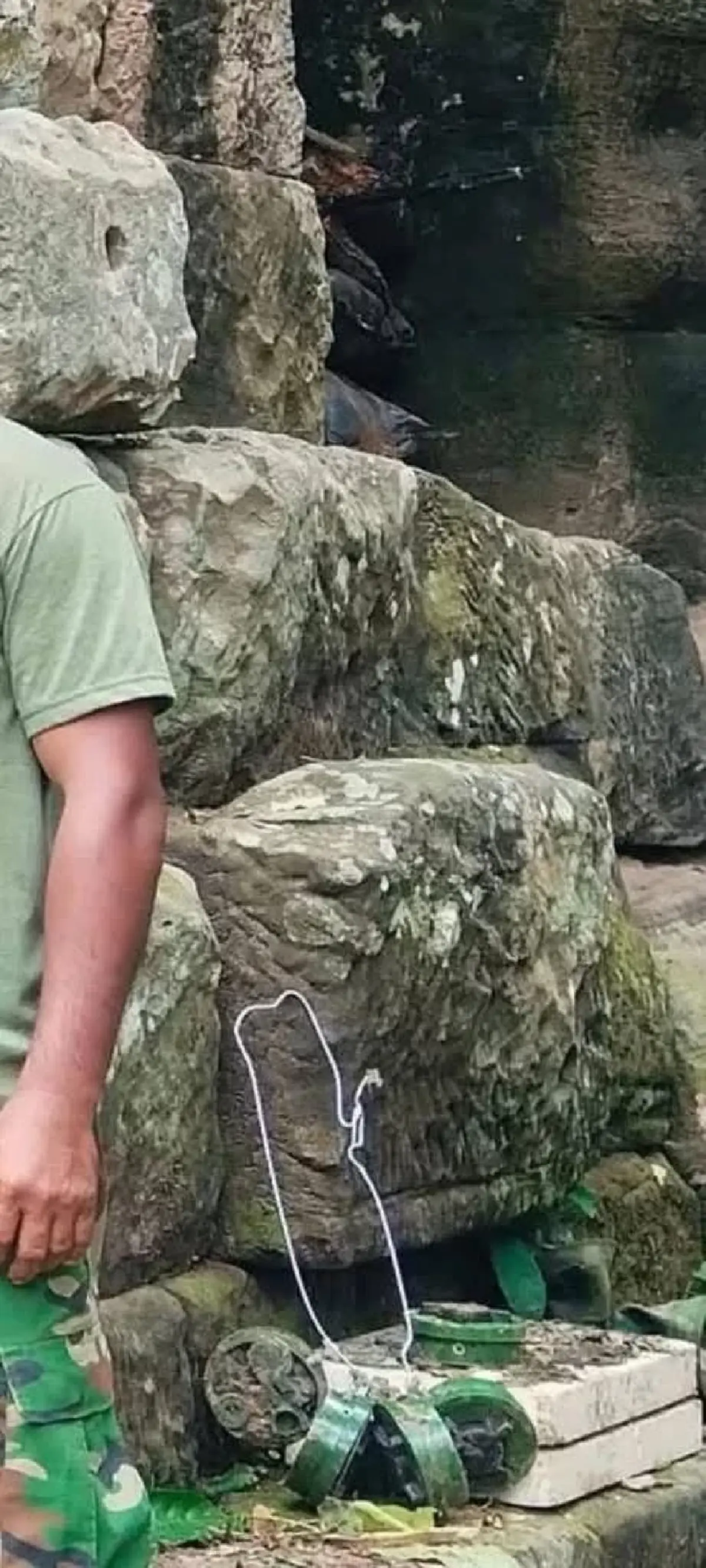 2 นักข่าวเขมรโดนคุก ข้อหากบฏ ถ่ายรูปหมู่ติดทุ่นระเบิด PMN2