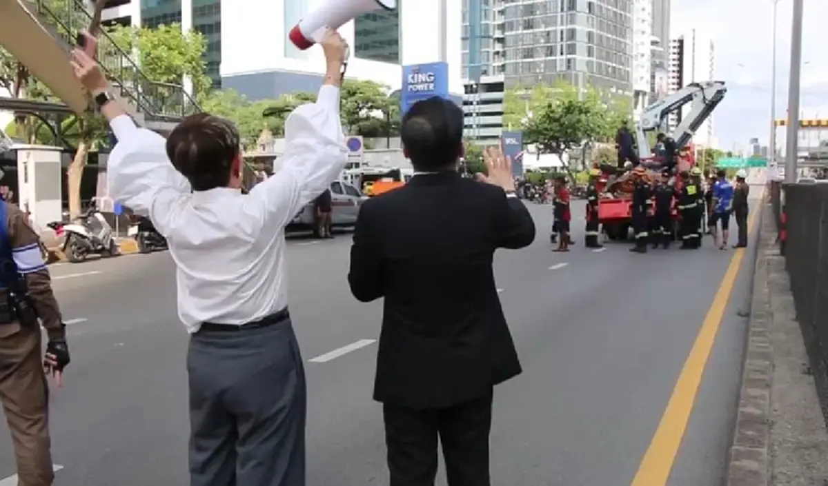 ระทึก ฝรั่งคลั่ง ดิ่งสะพานลอยกลางกรุง หัวโหม่งพื้นสาหัส