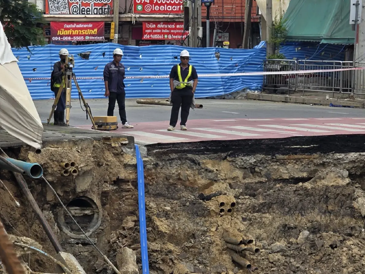 พบ"โพรงใต้ปูน"ถนนทรุดสามเสน ปรับแผนหยุดถมทรายชั่วคราว