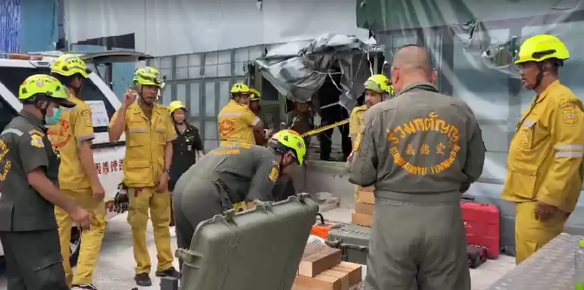 สลด คนงานถูกบันไดปูนถล่มทับร่างดับอนาถ ย่านถนนเทียมร่วมมิตร