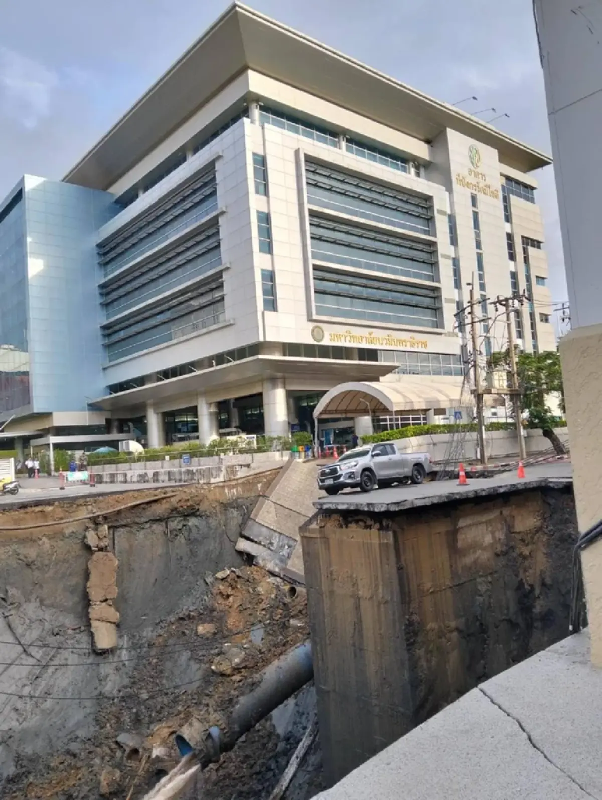 เปิดภาพก่อน ถนนทรุดเห็นแล้วน่ากลัวมาก รถยังกล้าขับผ่าน