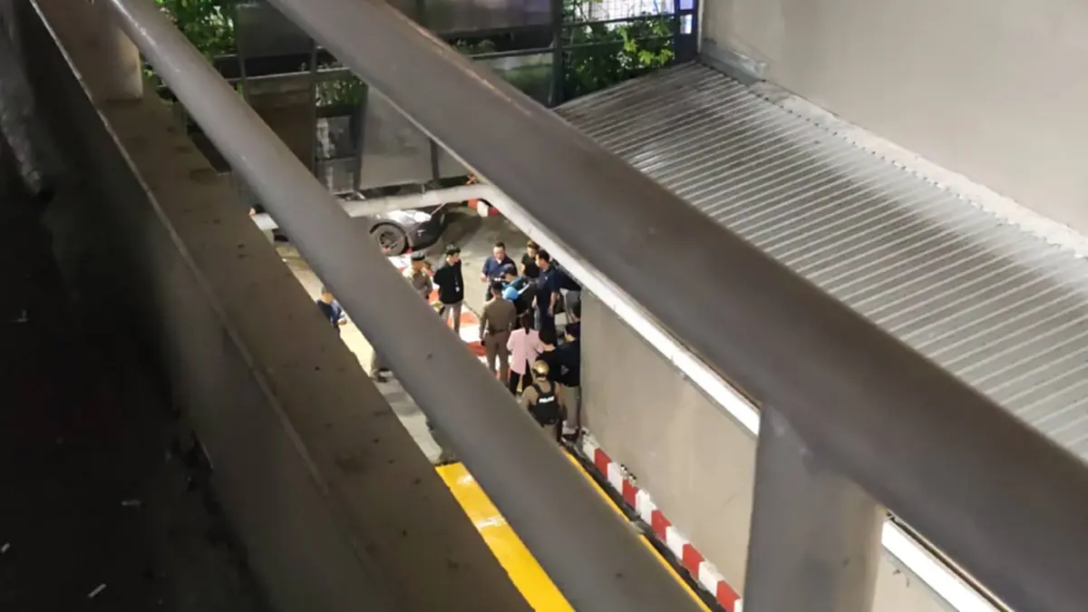 ด่วน ! หญิงพลัดตกอาคารจอดรถห้างดังย่านลาดพร้าว ดับสลด
