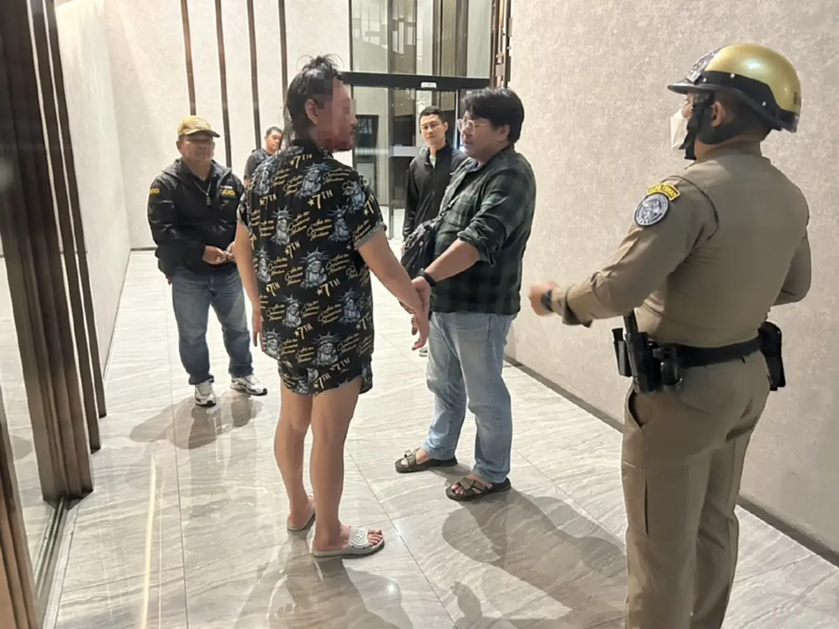 หนุ่มคลั่งสารภาพสาเหตุแท้จริง ถือมีดบุกทุบห้องเพื่อนบ้าน