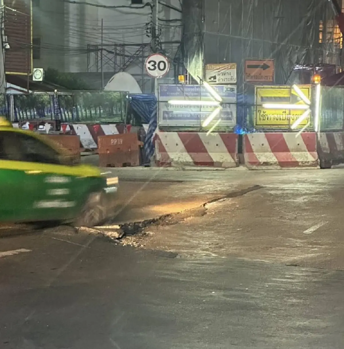 เปิดภาพก่อน ถนนทรุดเห็นแล้วน่ากลัวมาก รถยังกล้าขับผ่าน