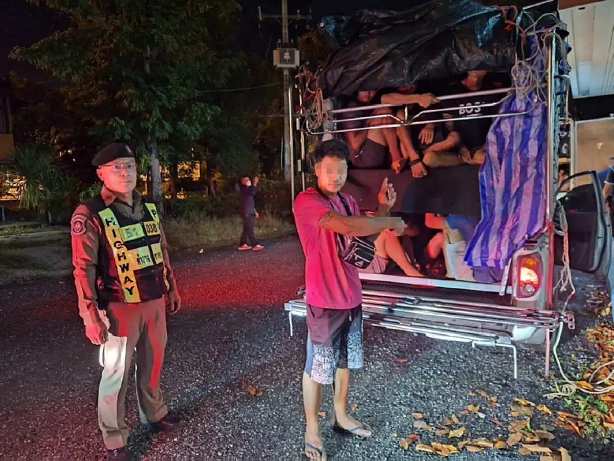 จับกระบะตู้ทึบขนต่างด้าว อัดแน่นมาเต็มคัน นับจำนวนสุดพีค 