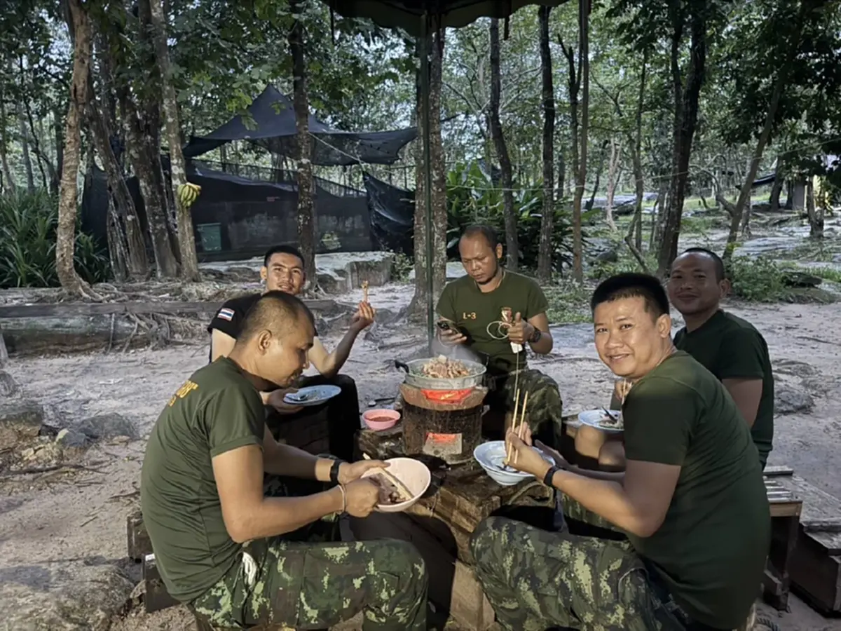 ผบ.ร.3 จัดหนักหมูกระทะ เลี้ยงลูกน้องทหารแนวชายแดนอีสานใต้