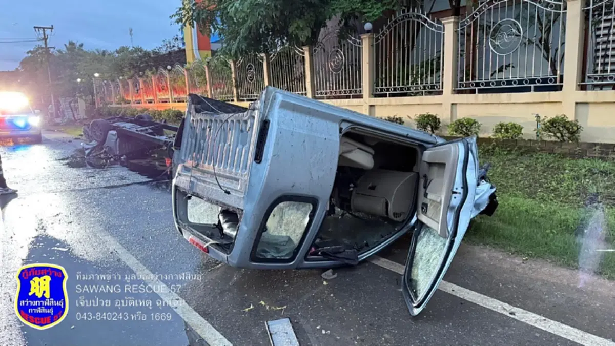 หนุ่มขับกระบะ เสียหลักพลิกคว่ำรถขาด 2 ท่อน คนขับไม่เป็นอะไรเลย