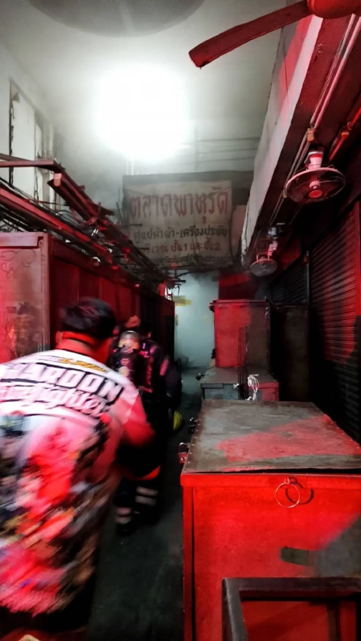 ไฟไหม้ตลาดพาหุรัด ควันดำพวยพุ่ง ผู้พักอาศัยหนีตายจ้าละหวั่น