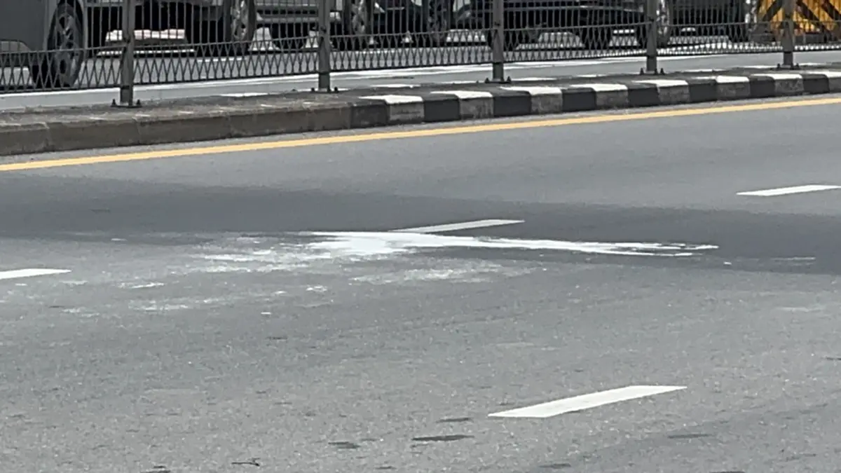 แม่ค้าเห็นคาตา นาที ฝรั่งเดินบนสะพานลอย ก่อนตกลงมาอาการหนัก