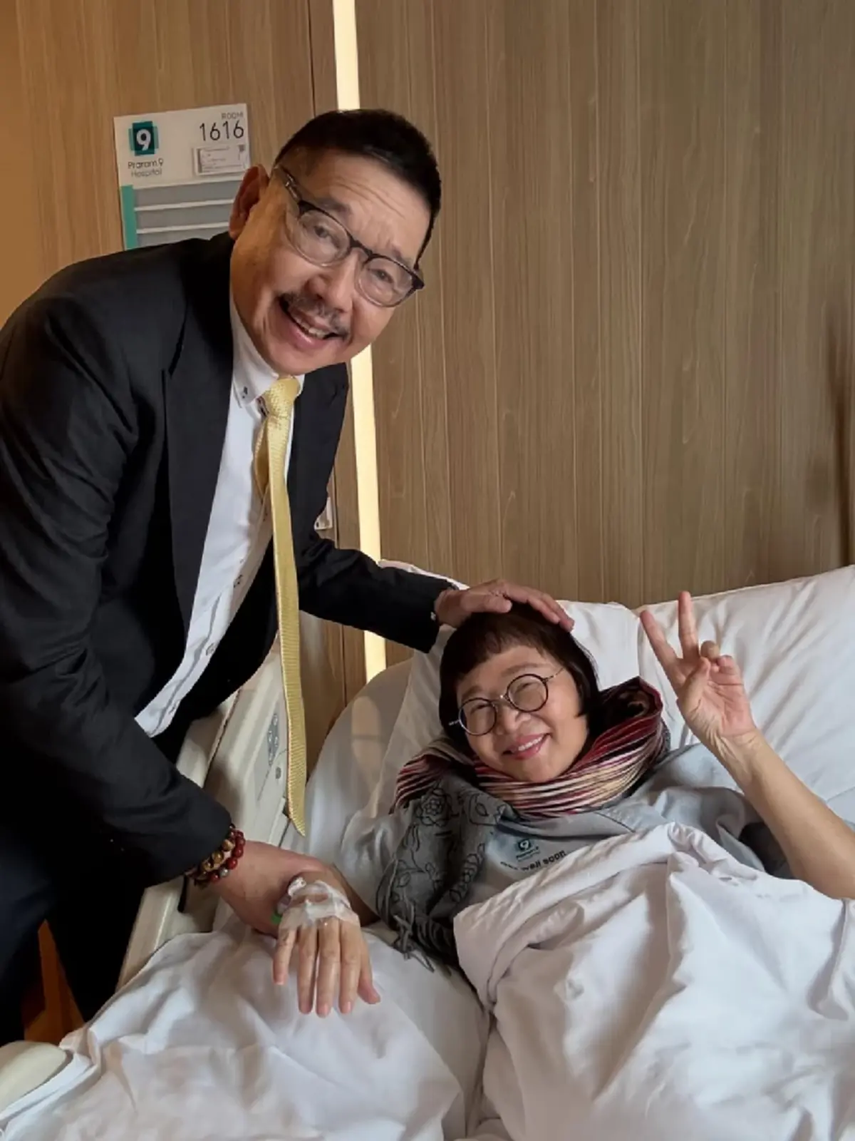 อาการล่าสุด หน่อง อรุโณชา หลังเข้าผ่าตัดด่วน สามีคอยดูแลไม่ห่าง