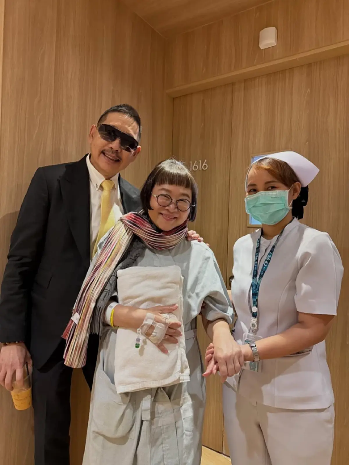 อาการล่าสุด หน่อง อรุโณชา หลังเข้าผ่าตัดด่วน สามีคอยดูแลไม่ห่าง