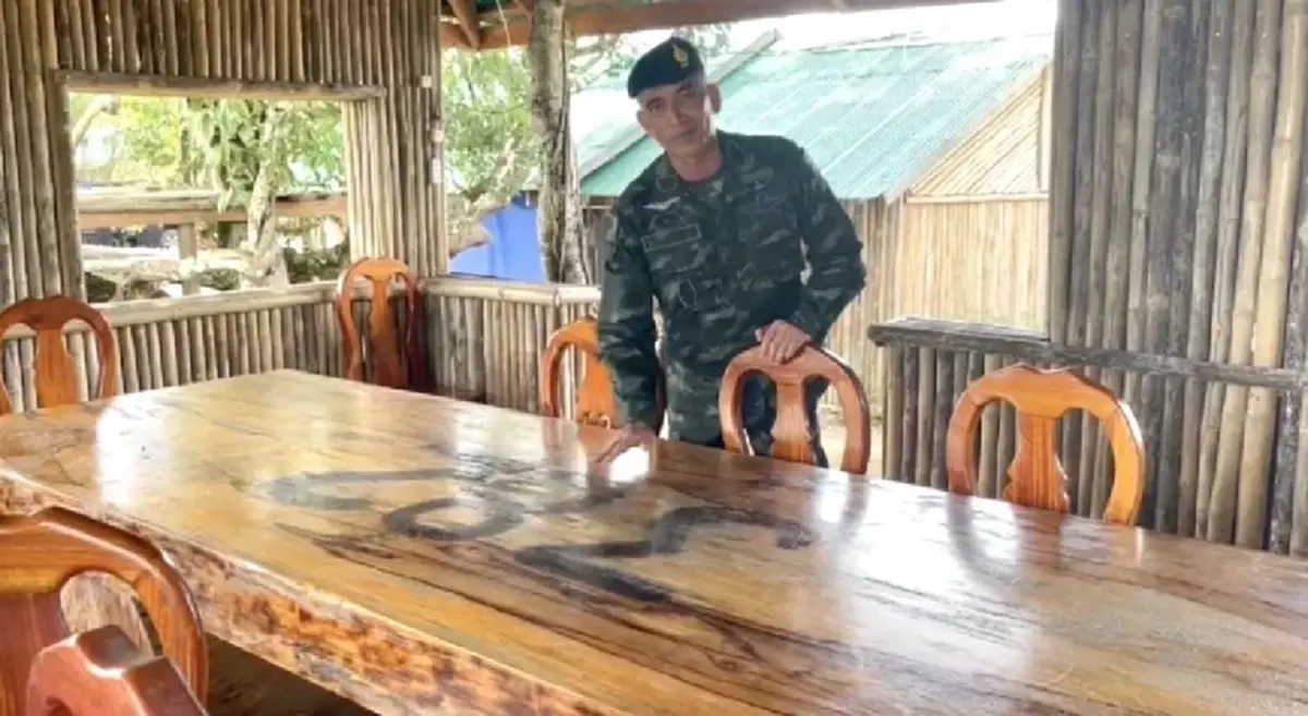 เสธ.เบิร์ด พาดูฐานกัมพูชาบนภูมะเขือ เจอโต๊ะไม้ถึงกับแห่ซูม