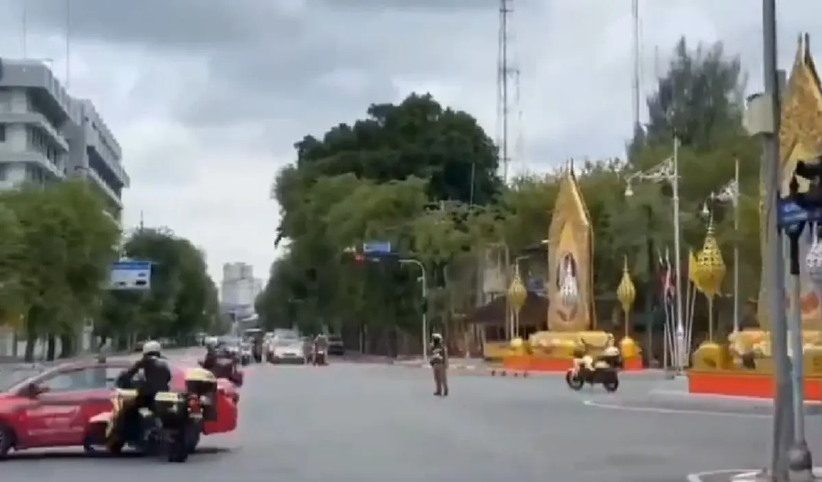 เปิดอาการตำรวจ โดนแท็กซี่ฝ่าขบวนนำส่งอวัยวะชนล้มกลางแยก