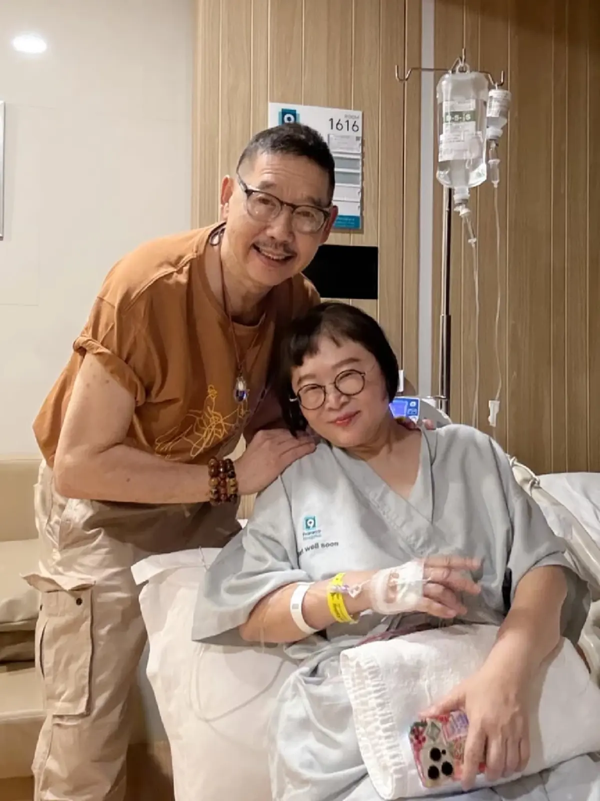 อาการล่าสุด หน่อง อรุโณชา หลังเข้าผ่าตัดด่วน สามีคอยดูแลไม่ห่าง