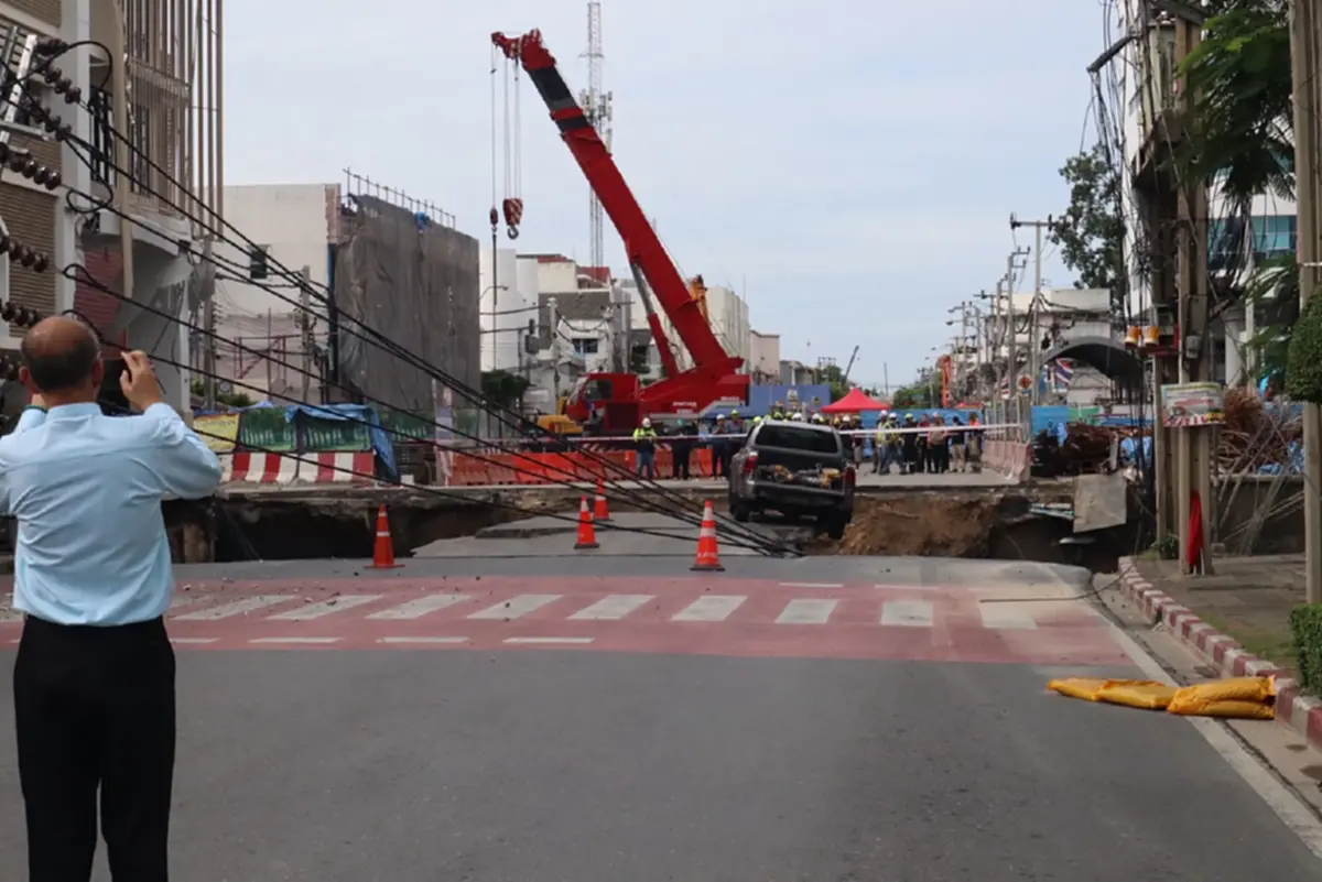 ถนนทรุด รฟม. สั่งหยุดก่อสร้างแล้ว อพยพประชาชน เร่งหาสาเหตุ