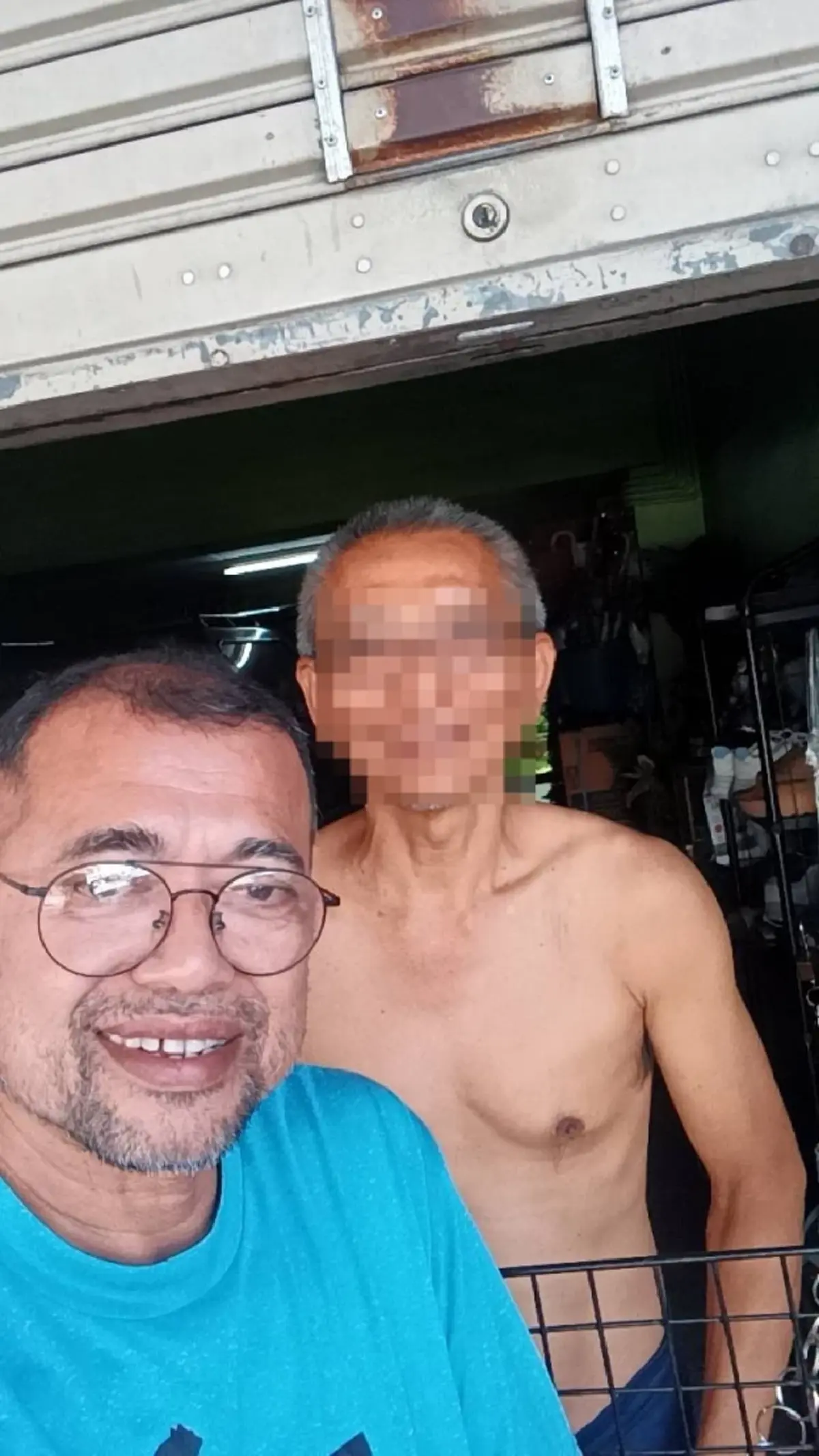 แตกตื่น ลุงผูกวัตถุคล้ายระเบิดรอบตัว สุดท้ายโอละพ่อ ขำหนัก