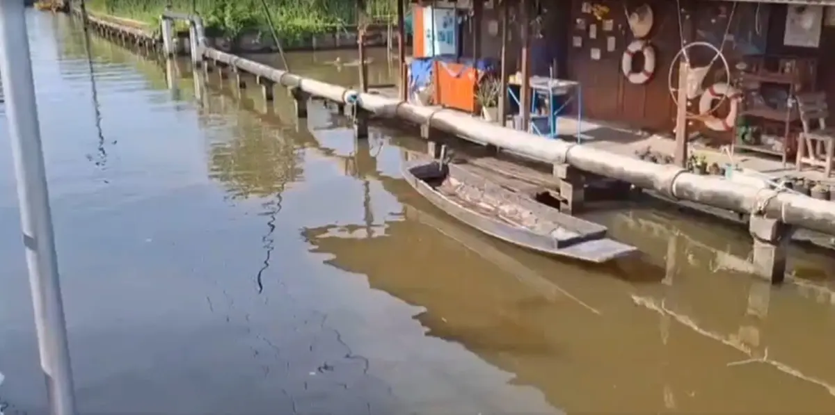 ยายวัย 85 ปี พายเรือนำมะพร้าวไปขาย สลดเรือล่มกลางคลอง จมน้ำดับ