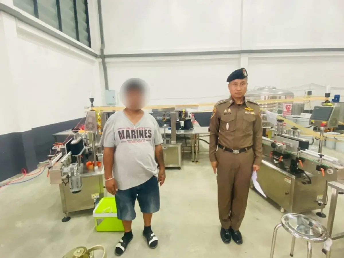 ทลายโรงงานยาแก้ไอปลอมรายใหญ่ ยึด 1.7 แสนขวด กว่า 20 ล้าน