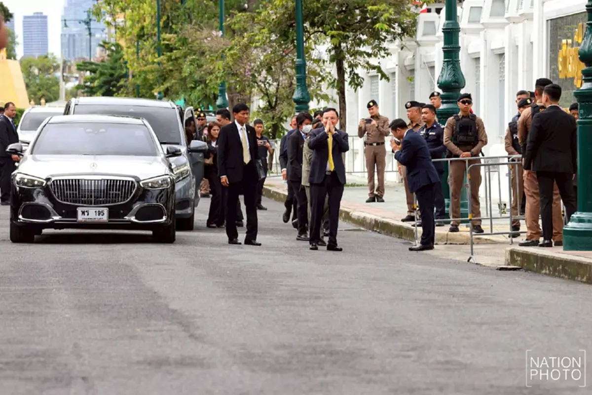 ทักษิณ เข้าสู่กระบวนการแรกรับ รถตู้ราชทัณฑ์ นำตัวถึงเรือนจำแล้ว