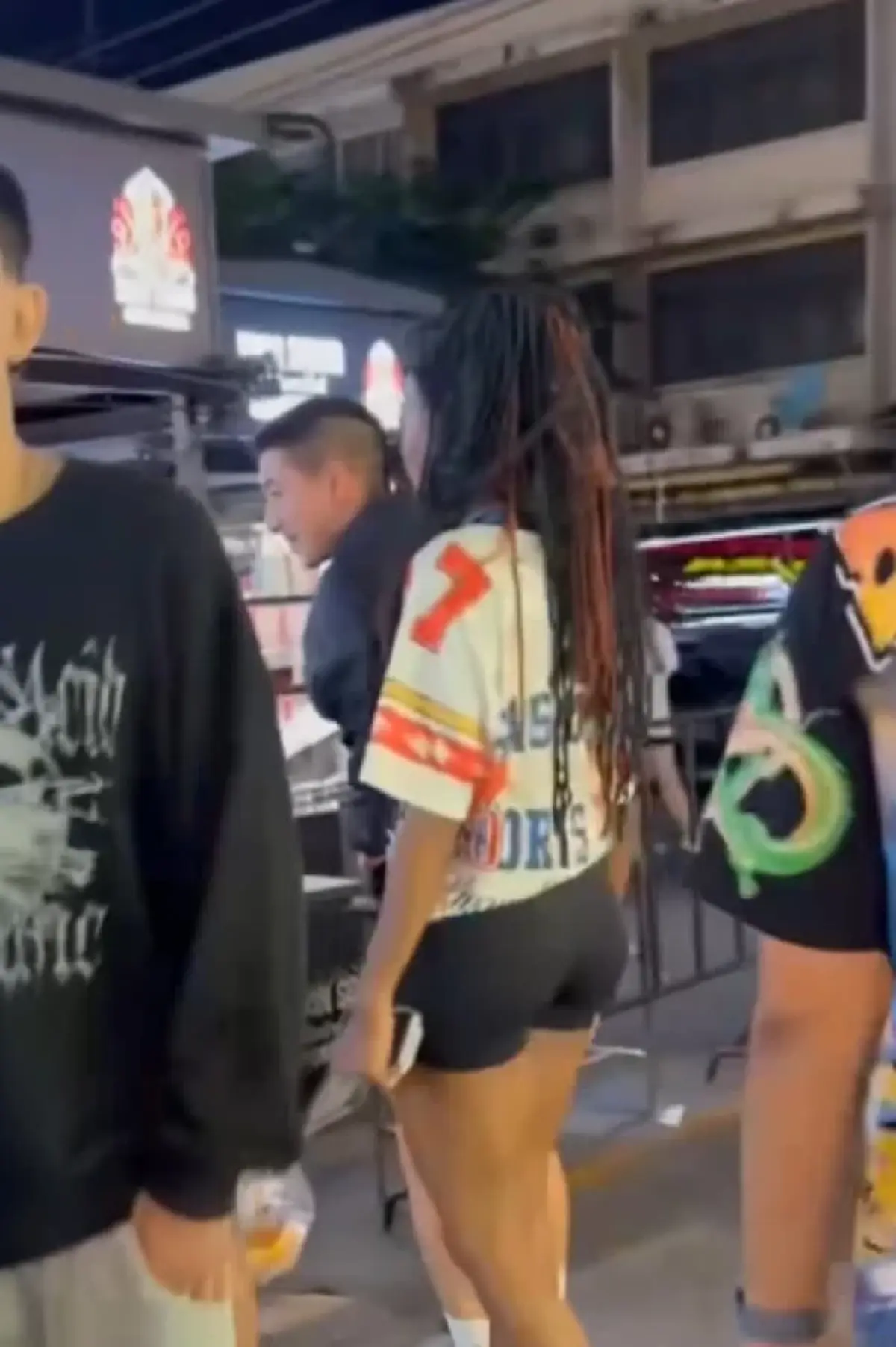 แห่สงสัย "โตโน่ ภาคิน" เดินช้อปปิ้งคู่สาวปริศนากลางกรุง