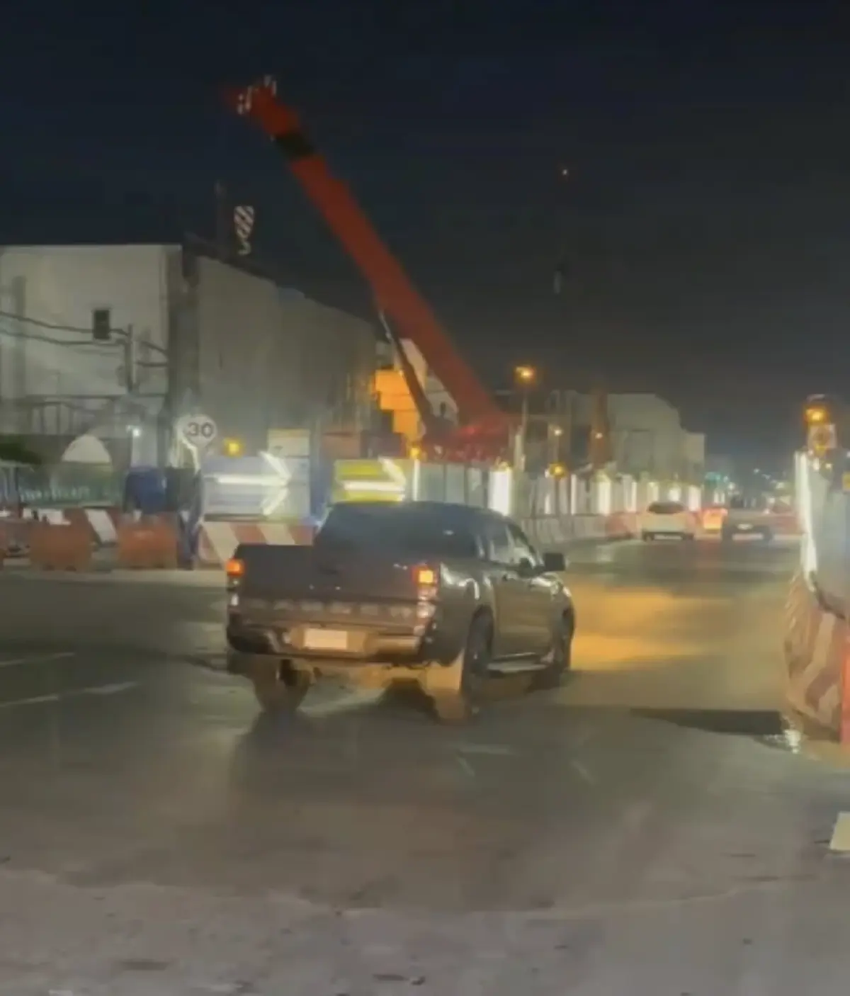 เปิดภาพก่อน ถนนทรุดเห็นแล้วน่ากลัวมาก รถยังกล้าขับผ่าน