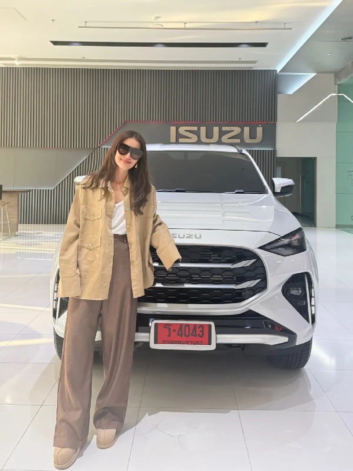 แอน ทองประสม ถอยรถใหม่ป้ายแดง แฟน ๆ แห่โฟกัสเลขทะเบียนสวย