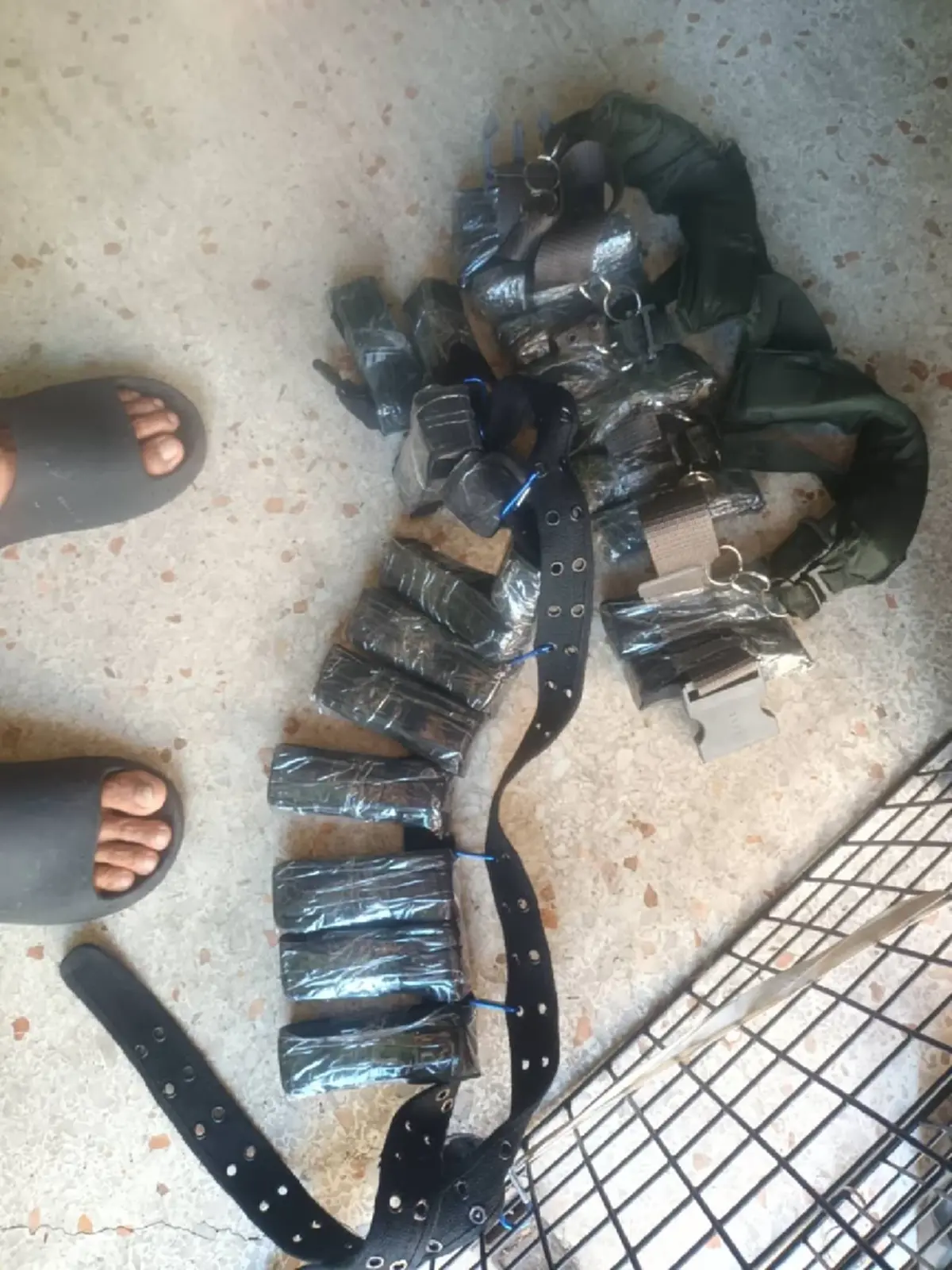 แตกตื่น ลุงผูกวัตถุคล้ายระเบิดรอบตัว สุดท้ายโอละพ่อ ขำหนัก