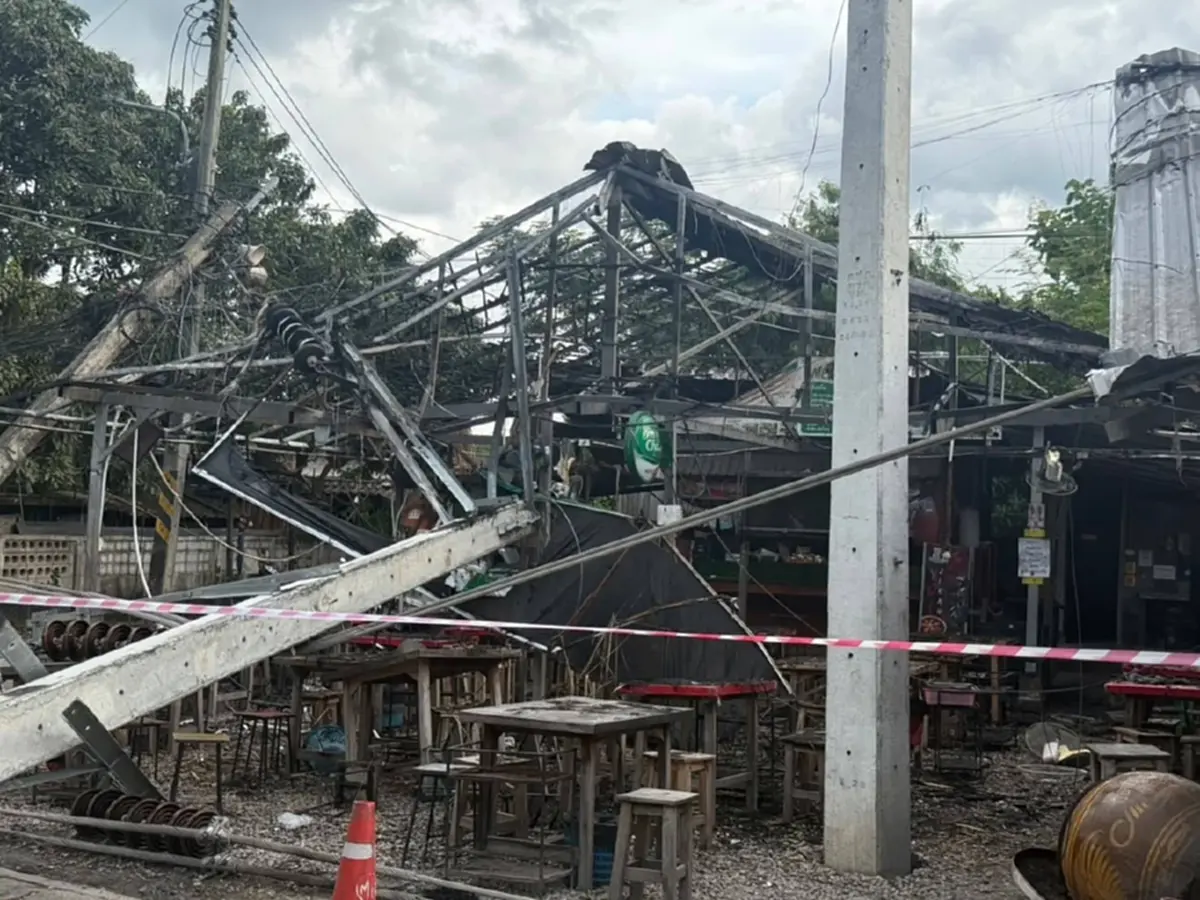 สรุปความเสียหาย รถส่งน้ำ ชนเสาไฟฟ้าล้ม 52 ต้น บ้านเรือน-รถพังยับ