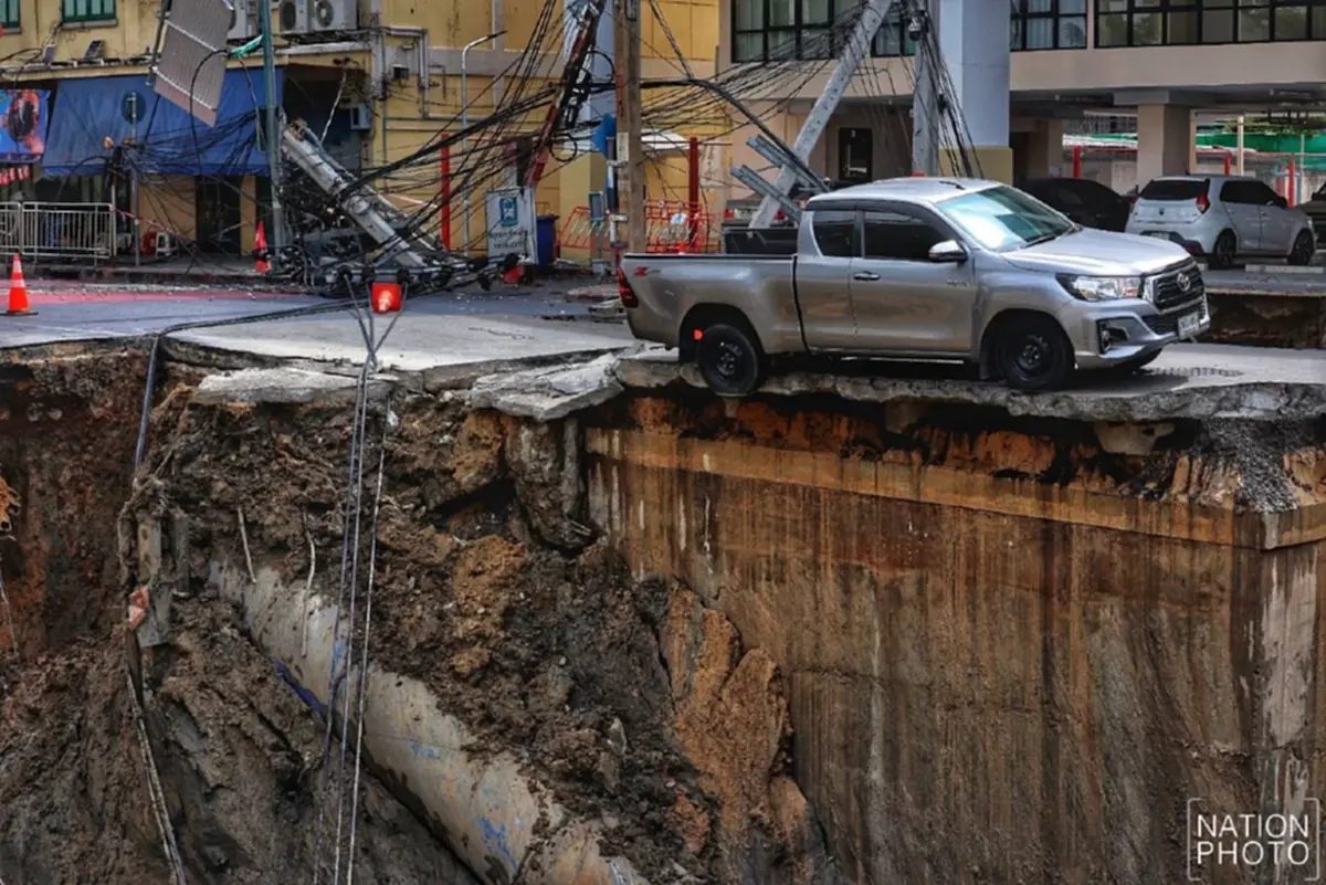 จุดที่ปลอดภัย เหตุถนนทรุด หลังดินเริ่มสไลด์ลงไปเรื่อยๆ