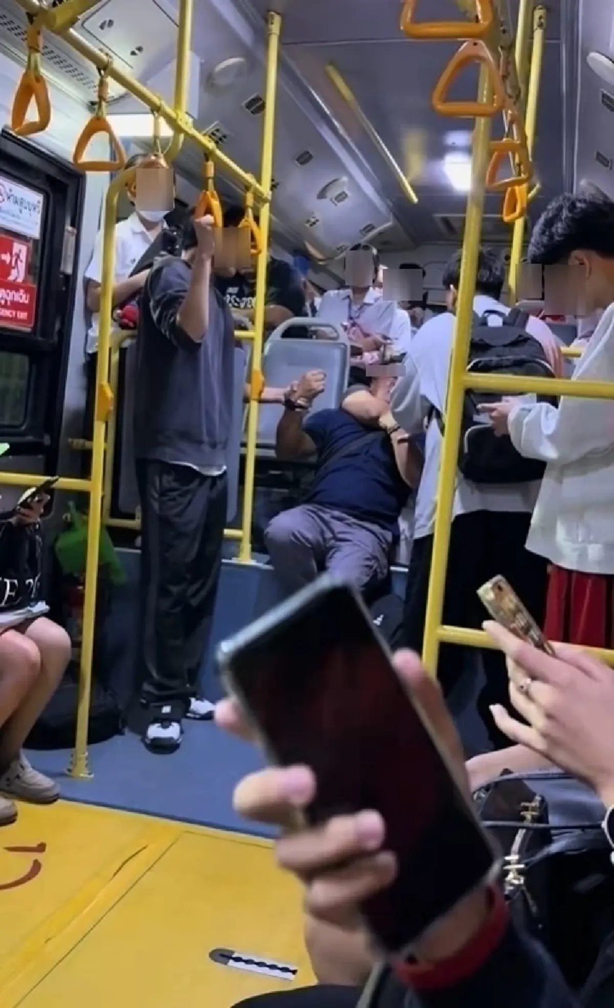 เปิดรายชื่อฮีโร่ นศ.ปี 1 ม.ดัง ร่วมสกัดไอ้หื่นแอบถ่ายสาวบนรถเมล์