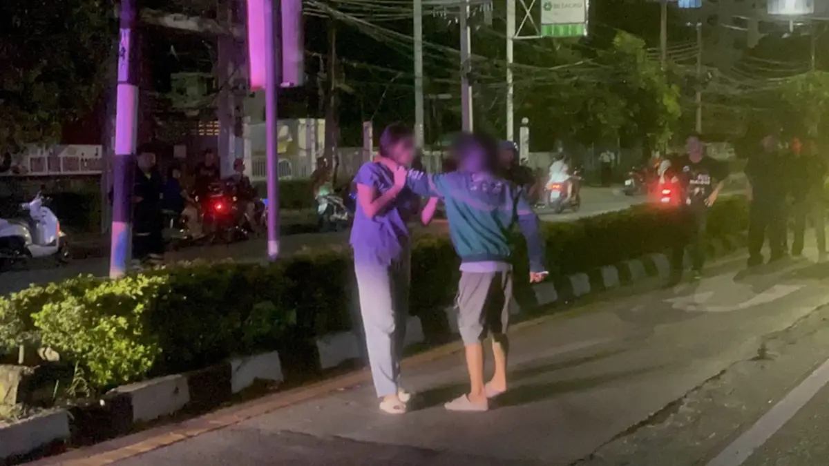 ระทึก หนุ่มถือมีด จี้แฟนสาวกลางถนน ญาติเข้าห้ามก่อนรู้สาเหตุ