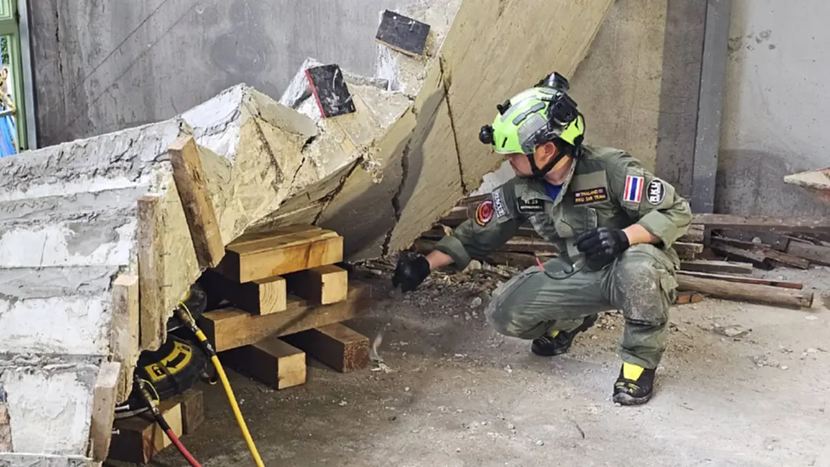 สลดคนงานถูกบันไดถล่มทับร่างดับอนาถ ย่านถนนเทียมร่วมมิตร