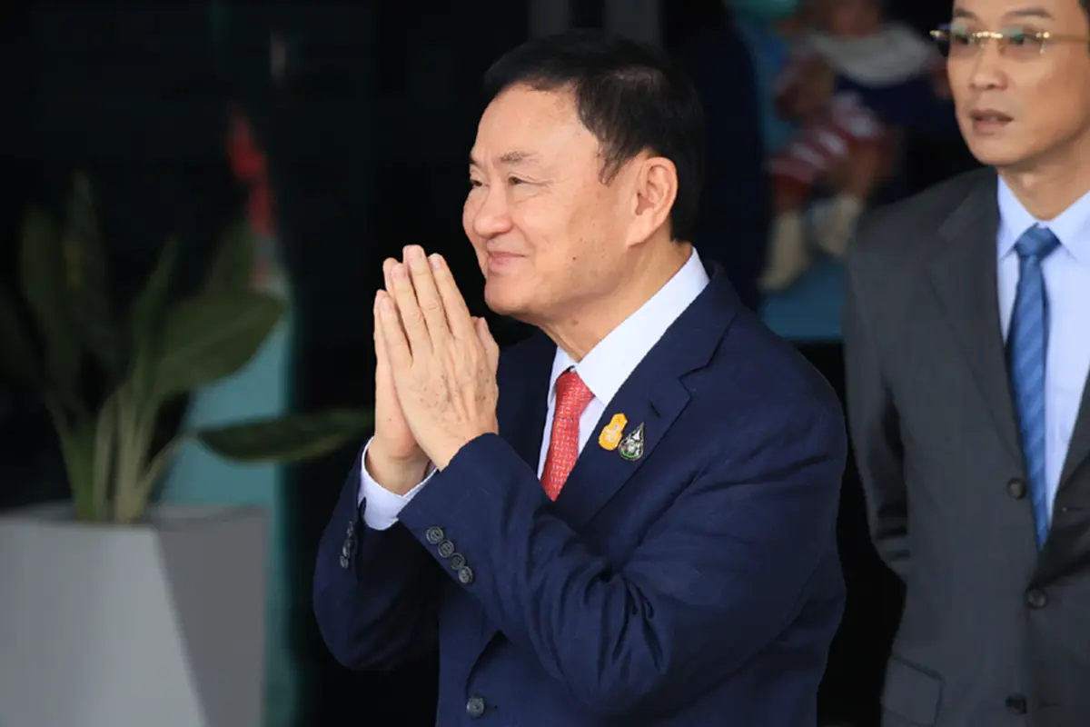 รู้แล้ว"ทักษิณ"บินไปสิงคโปร์กับใคร ยืนยันกลับไทย ฟังคดีชั้น14