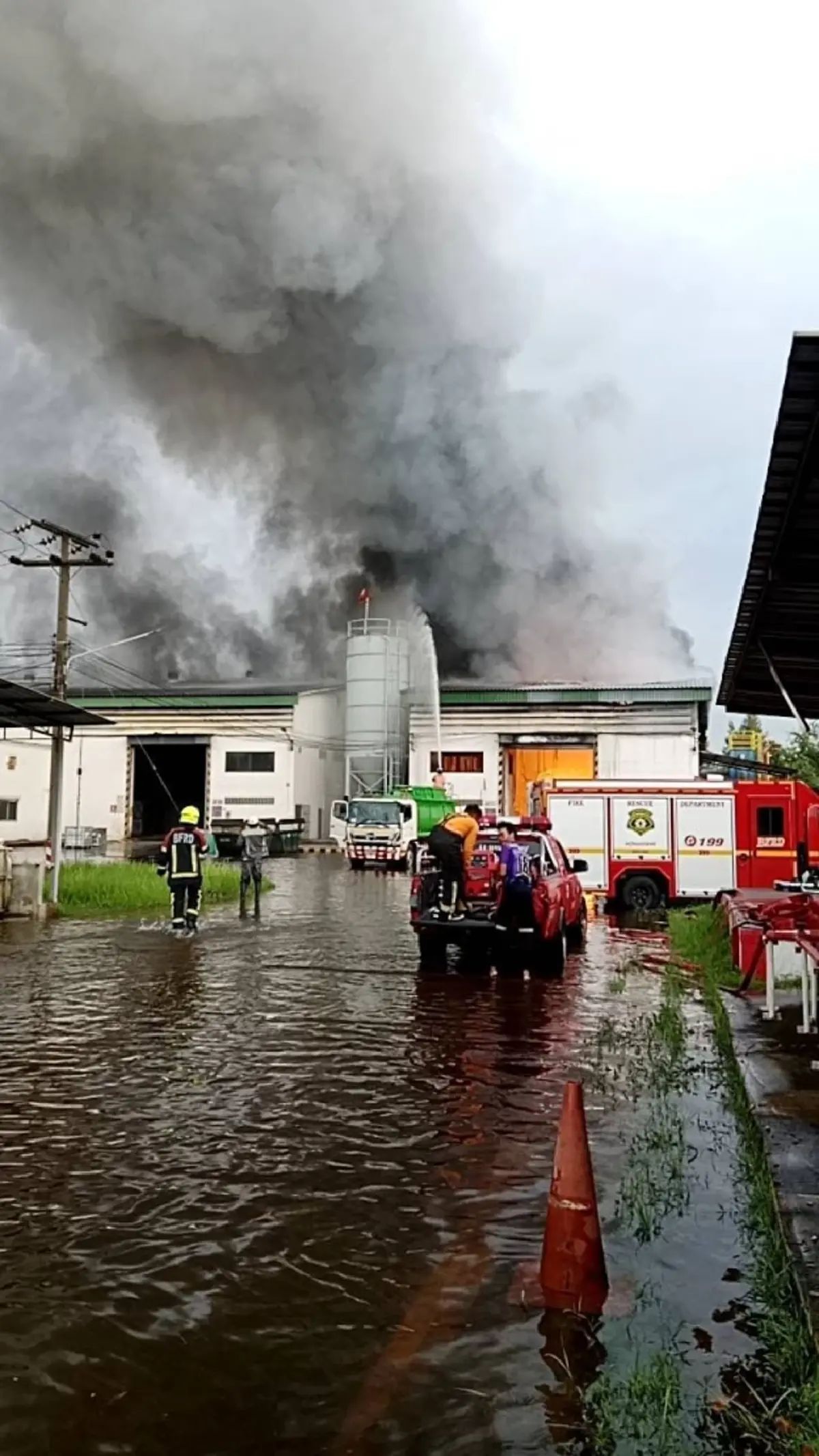 ระทึก ไฟไหม้โรงงานรีไซเคิลขยะ ย่านแสมดำ สาเหตุใช้น้ำดับไม่ได้