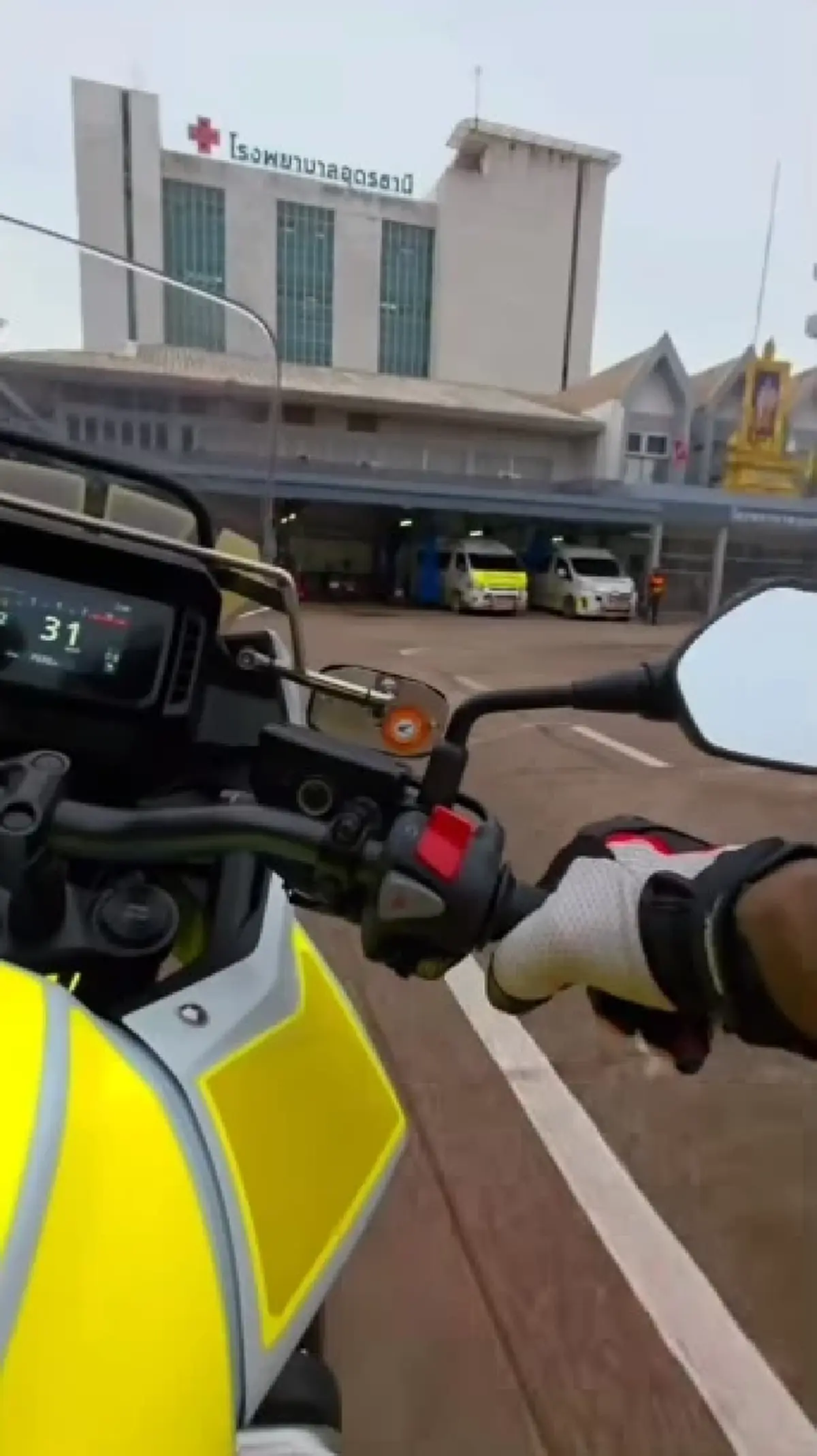 ดาบตำรวจ เข้าช่วยหญิงคลอดลูกบนสามล้อเครื่อง แห่ส่องเลขหมวก