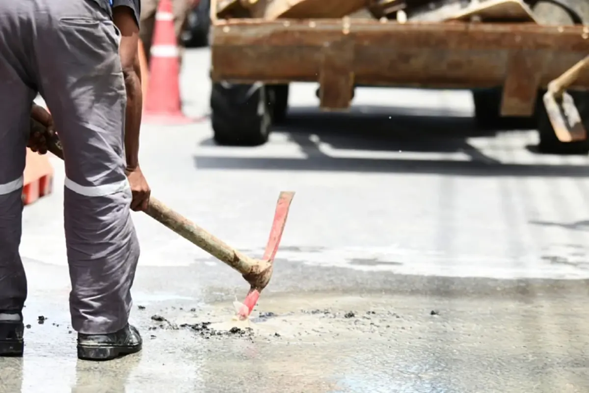 ออกแล้ว ผลตรวจจุดน้ำซึมถนน หน้าบริษัทดัง สรุปเกิดจากอะไรกันแน่