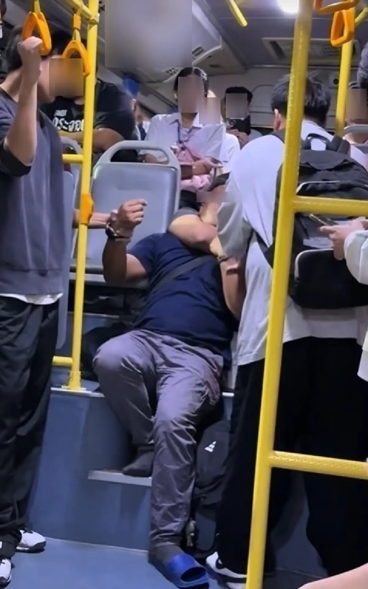 เปิดรายชื่อฮีโร่ นศ.ปี 1 ม.ดัง ร่วมสกัดไอ้หื่นแอบถ่ายสาวบนรถเมล์