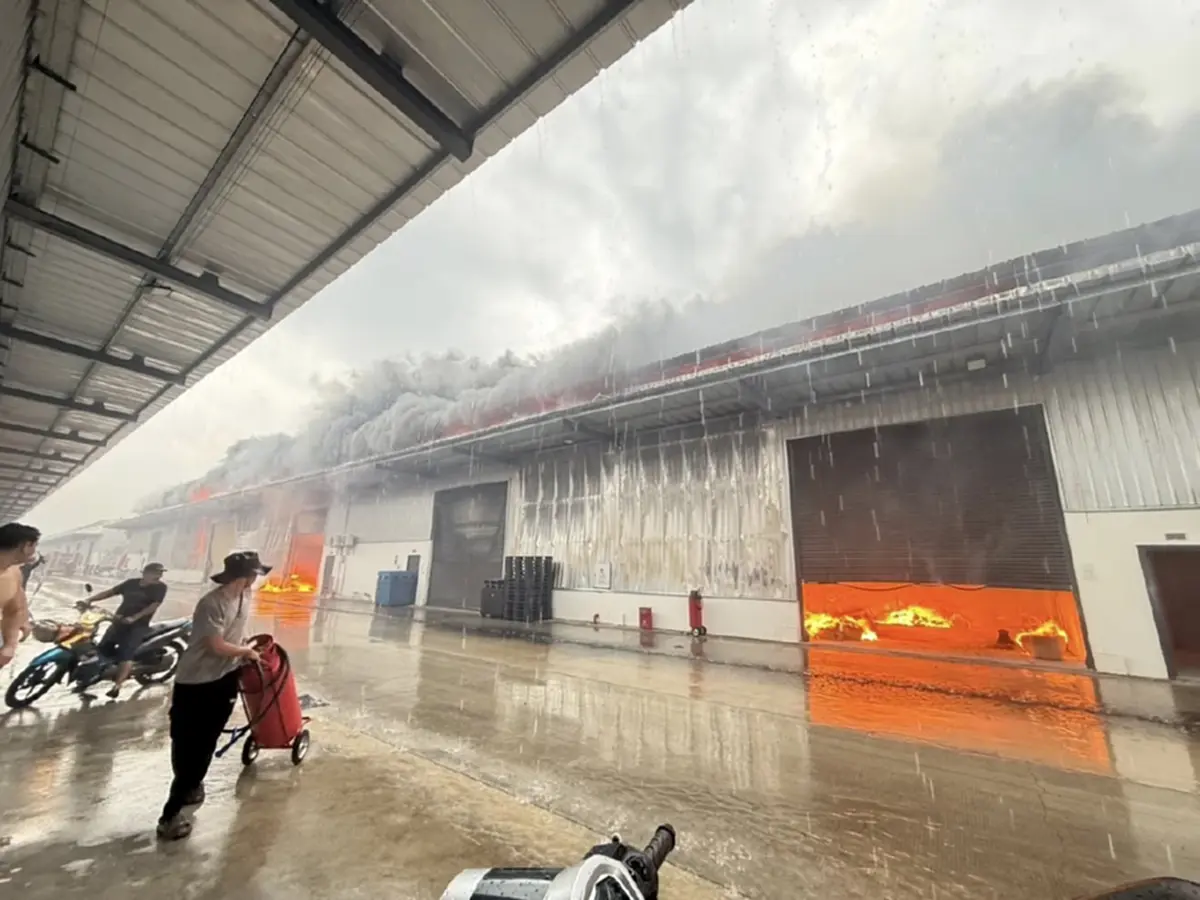 เกิดเหตุเพลิงไหม้โกดังเก็บอุปกรณ์ไฟฟ้า เจ้าหน้าที่ช่วยกันระงับเหตุ จ.ปทุมธานี