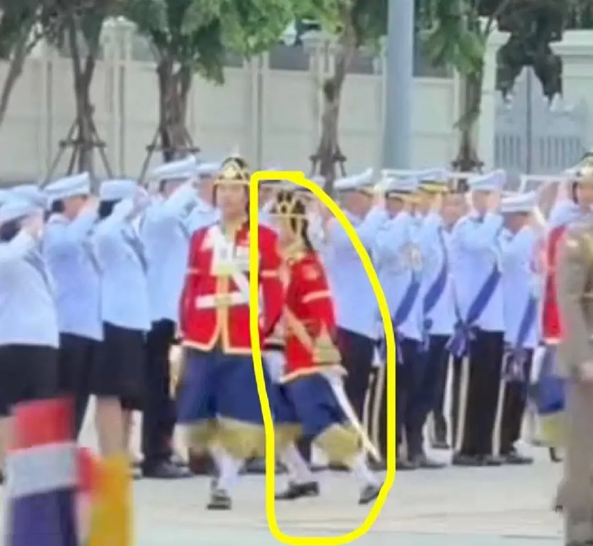 เปิดภาพ นายทหารราชองครักษ์ ผู้ขวางชายเสื้อชมพู ก่อนถึงในหลวง