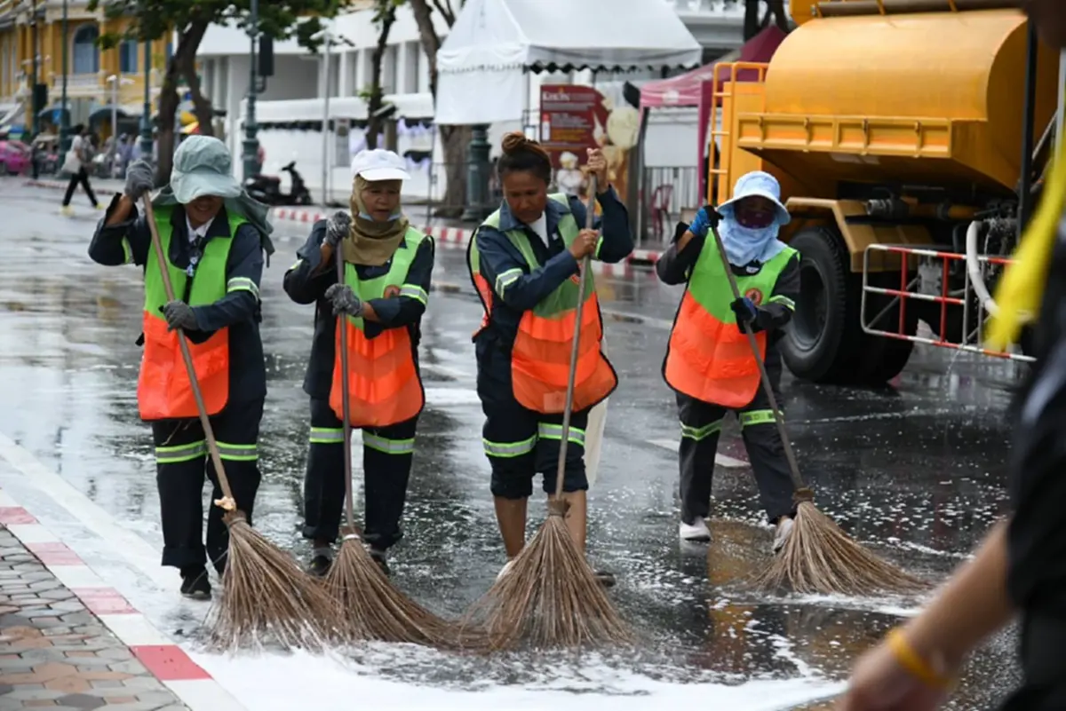 จิตอาสาพระราชทาน เตรียมเส้นทางรับขบวนพระบรมศพ "พระพันปีหลวง"